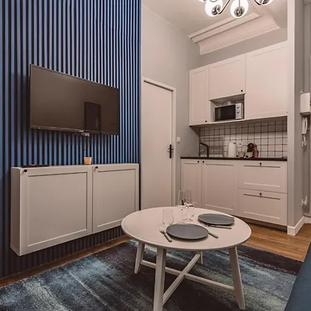 Le Mediterraneen, Face A La Cathedrale - 2d *