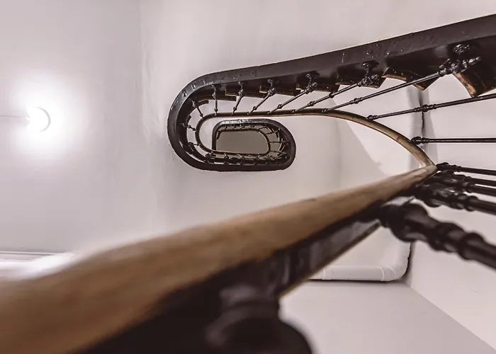 Le Mediterraneen, Face A La Cathedrale - 2d